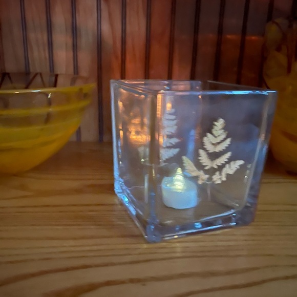 Clear Glass Vase with Fern Design - Picture 2 of 9